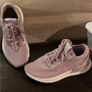 Women’s Adidas Size 7